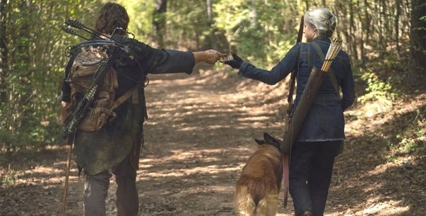 Dans la saison 10, qu'est-ce que Daryl donne à Carol ?