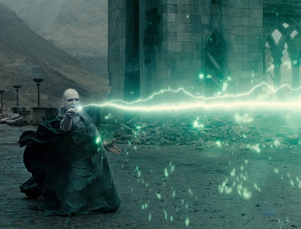 Qui suggère à Voldemort d'arrêter l'attaque pour chercher Harry Potter ?
