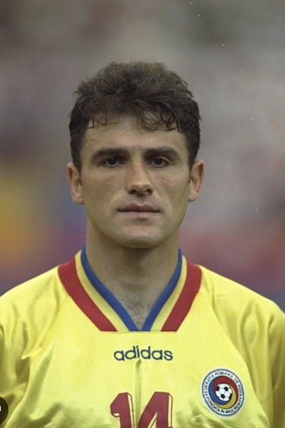 Défenseur guingampais recruté à l'été 1995, ayant participé à l'Euro 1996, je suis le roumain...
