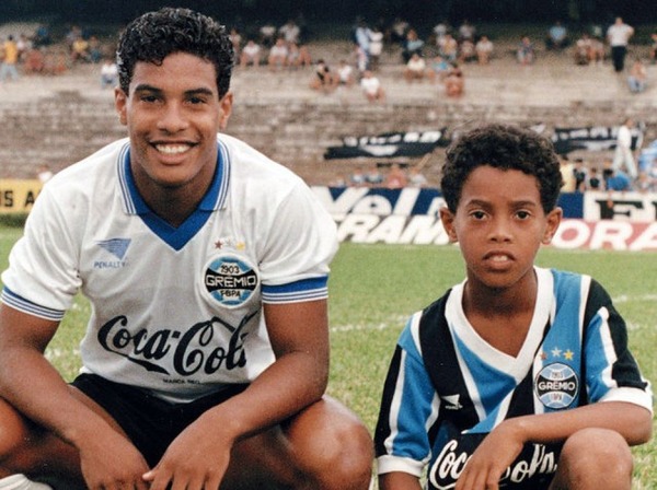 Roberto de Assis Moreira, frère aîné de Ronaldinho, a disputé une dizaine de matchs pour ...