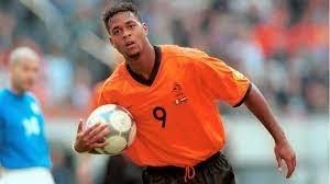 Ancien attaquant vedette des Pays-Bas et du Barça dans les années 90 et 2000 ?
