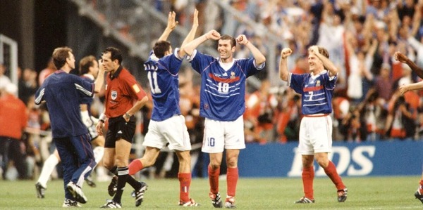 En 1998 la France devient championne du monde de football pour la ... fois.