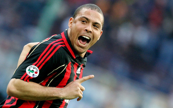 Lors de son passage à l'AC Milan, le brésilien Ronaldo portait le numéro...