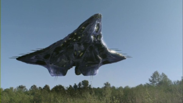 Dans quel épisode de SG-1 voit-on un vaisseau Wraith pour la première fois ?