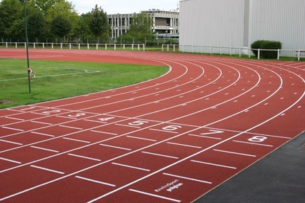 Quelle longueur doit faire une piste d'athlétisme olympique ?