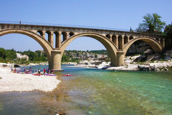 Quelle rivière aux crues redoutables est enjambée par le pont du Gard ?