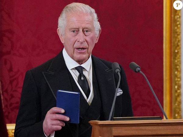 Le roi Charles III devient roi à la suite du décès de la reine Élisabeth II du Royaume-Uni de Grande-Bretagne et d'Irlande du Nord