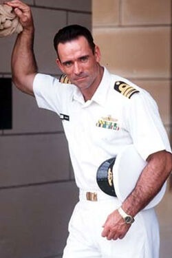 C'est un avocat de la Marine royale australienne et suite à un échange sera avocat du J.A.G.  Qui est-ce ?