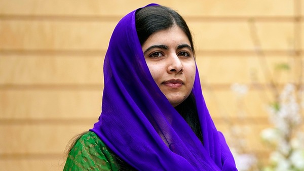 Malala Yousafzai est en grande partie éduquée par son...