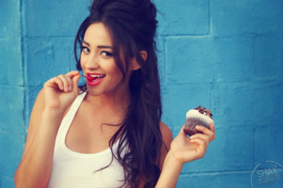 Quel âge a Shay Mitchell ?