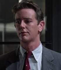 Il y rencontre aussi ce flic (Judge Reinhold) qui deviendra vite son ami ?