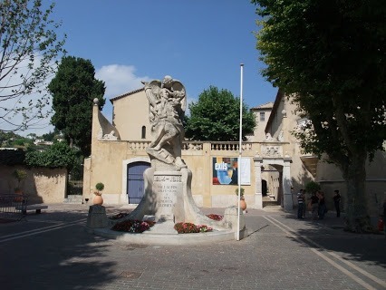 À quel artiste est dédié ce musée situé à Vallauris ?