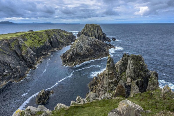 Quelle péninsule irlandaise peut-on rejoindre depuis Magilligan Point dans le comté de Derry ?