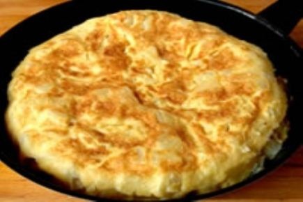 L'omelette de la Mère Poulard est une spécialité normande du Mont-Saint-Michel. C'est plus précisément une omelette soufflée dont le blanc et le jaune ont été :