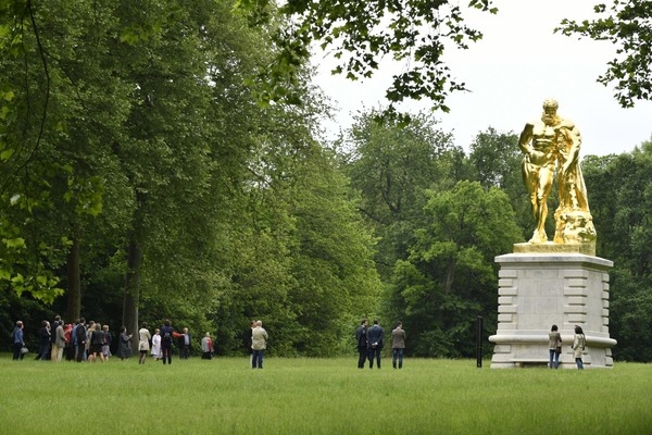 Quelle statue surplombe les jardins du château de Vaux-le-Vicomte ?