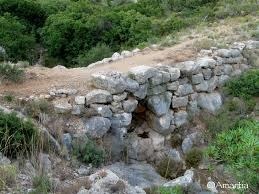 De quand date le pont mycénien de Kazarma en Grèce, l'un des ponts les plus anciens connus au monde ?