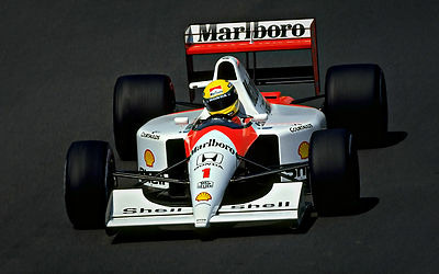 Quel pilote de Formule 1 portait traditionnellement un casque jaune ?