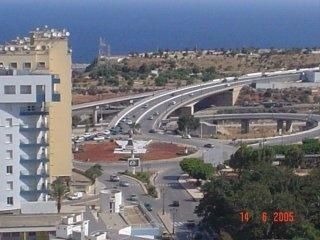 Le ravin Blanc, dont le bas, situé à l'extrémité est du port d'Oran, est enjambé par le pont...