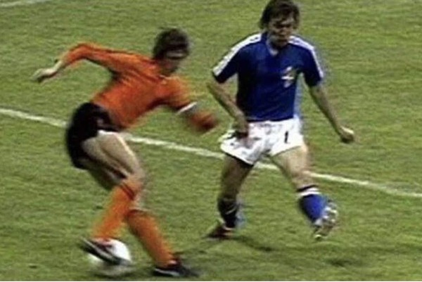 Lors du match Suède-Pays Bas de la coupe du monde 1974, quel défenseur suédois fut victime de la fameuse Cruyff turn, geste technique qui consiste à faire passer le ballon derrière sa jambe d’appui ?