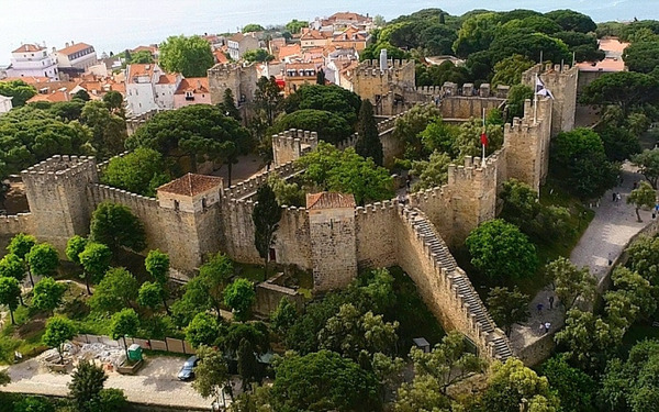 Où dois-je me rendre pour visiter le célèbre Château de Saint-Georges ?