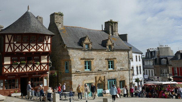 Quel salon de métiers d'art est organisé chaque année à Saint-Renan en Bretagne ?