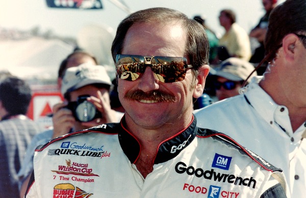 Dale Earnhardt est mort sur le circuit de Daytona en 2001 à l'âge de 50 ans, il avait un sacré palmarès dans quelle discipline automobile ?