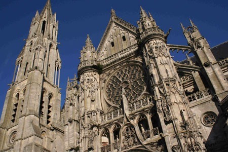 Cette cathédrale située dans l'Oise est la plus petite de France, où est-elle ?