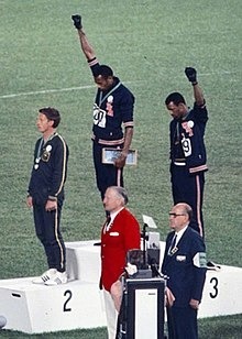 Le 16 octobre 1968, les athlètes Tommie Smith et John Carlos lèvent le poing (en soutien au mouvement Black Power) sur le podium du 200m des jeux Olympiques de...