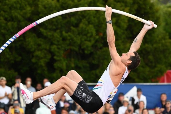 Quel sportif français a battu le record du monde du saut à la perche en 2014 ?