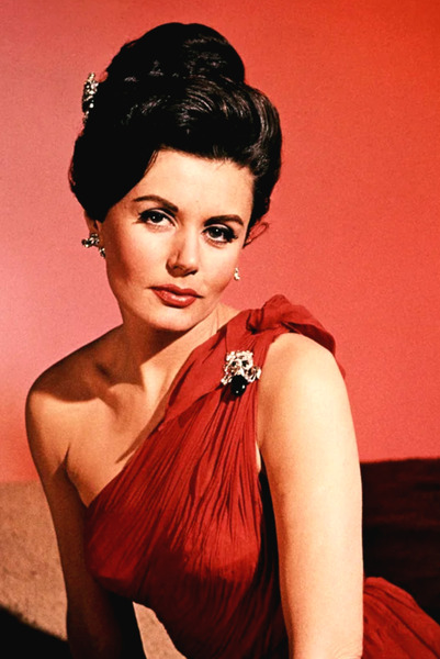 Elle apparaît dans le premier et le second film de la saga James Bond. C'est ?
