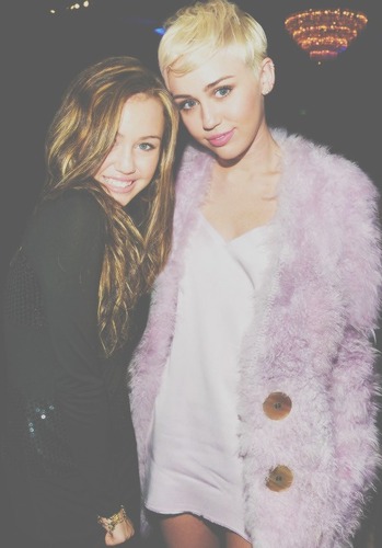 Comment s'appelle la mère de Miley Cyrus ?