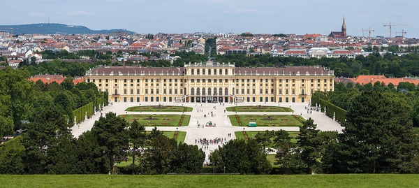 Quel est le nom de ce célèbre château viennois ?