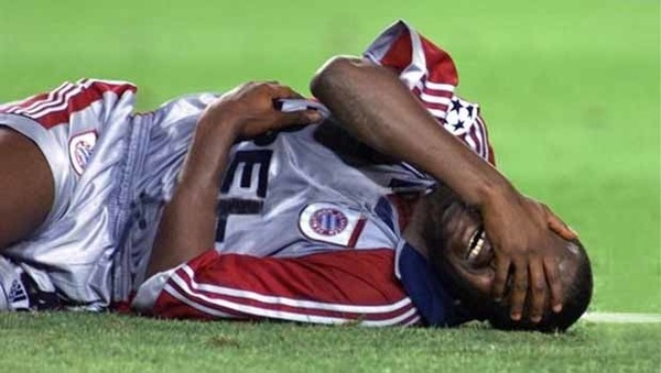 En finale de la LDC 1999, Samuel Kuffour est inconsolable, car le Bayern vient de se faire renverser par ...
