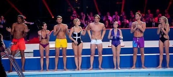 Quel est le nom de l'émission diffusée en 2013 où des célébrités devaient plonger dans une piscine devant un jury ?