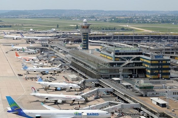 Quel aéroport francilien est situé à 10 km au sud de Paris ?