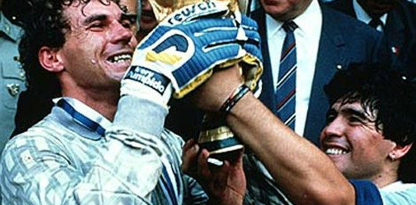 Coéquipier de Diego Maradona en 1986, il contribue à offrir une seconde étoile à l'Argentine. C'est ?