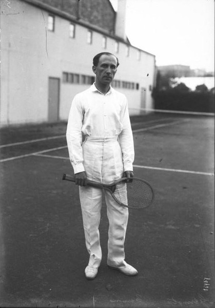 Avant que le tournoi ne se nomme Roland-Garros, ce français a remporté les Championnats de France à trois reprises au début des années 1900. C'est ?