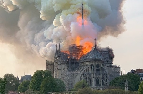 La cathédrale Notre-Dame de Paris a été ravagée par un incendie. À quelle date ?