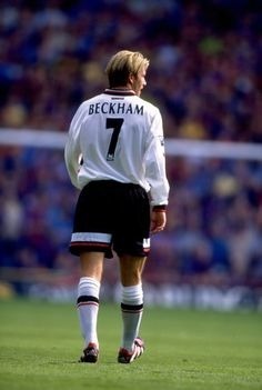 David Beckham joue à 125 reprises pour l'équipe d'Angleterre de football avec qui il inscrit 17 buts.