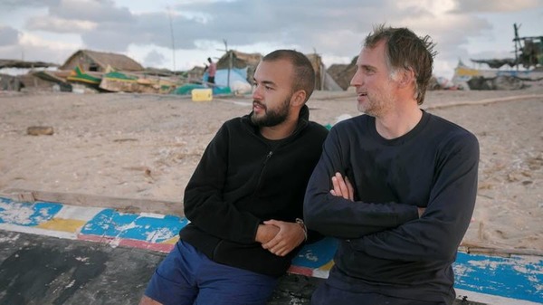 Au large de quelle île Oli a-t-il découvert le peuple Vézo dans "Rendez-vous en terre inconnu" diffusé en juin 2022, avec Raphaël de Casabianca ?