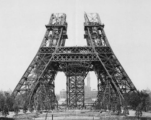 La Tour Eiffel a été construite pour l’Exposition universelle de 1899. Combien de temps a duré le chantier ?