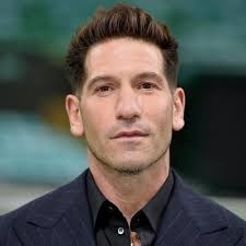 Connu par la série "The walking dead" il a joué dans "Sicario", "Baby driver" ou "Le Mans 66" ?