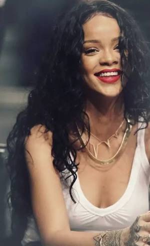 Quais os nomes dos quatros primeiros álbuns de Rihanna?