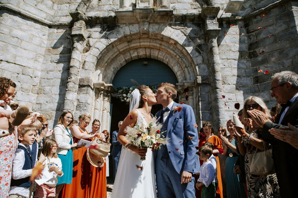 Par tradition, quel aliment a-t-ton l'habitude de jeter devant les mariés sortant de l'Eglise ou de la Mairie ?