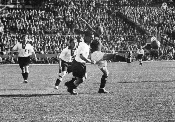 Pour adoucir la dissolution de la sélection, un match est organisé en avril 1938 entre l'Allemagne et l'Autriche allemande (Ostmark), quel est le nom de cette confrontation ?