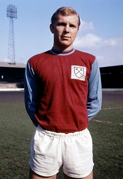 Champion du Monde 1966, ce défenseur a passé 16 saisons à West Ham, il s'agit de ?