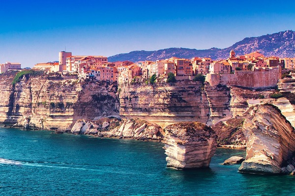 F comme falaises. Les plus célèbres en Corse sont celles de