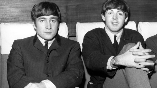 John Lennon et Paul McCartney en étaient les membres principaux.