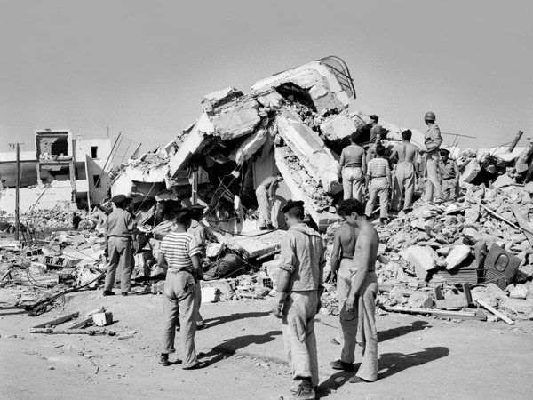 En 1960, quelle ville nord-africaine a été victime d'un terrible séisme tuant près de 12 000 personnes ?