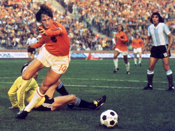 Fantastiques tout au long de la compétition, quel est le nom du Football pratiqué par les hollandais au cours de ce Mondial ?